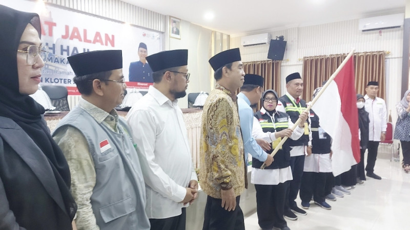 Gubernur Sulsel Lepas Jemaah Haji Kloter Pertama Embarkasi Makassar