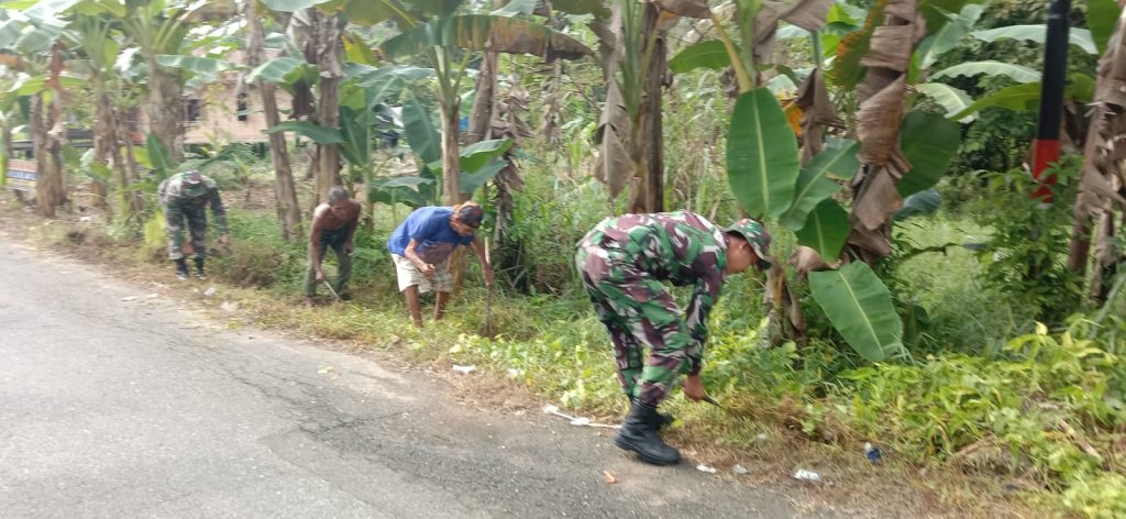 Satgas TMMD Reguler Ke-116 Bersama Warga Bersihkan Tepi Jalan Desa