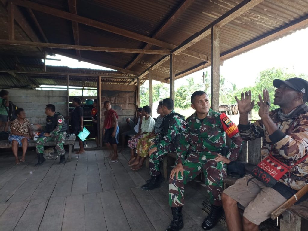 Satgas Yonif 132/BS Menyapa Masyarakat Kp.Skofro