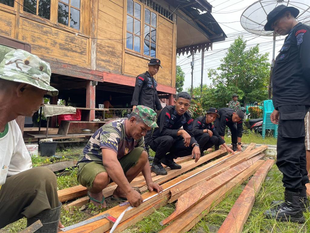 Sinergitas Batalyon C Pelopor, Kodim 1407 Bone dan Baznas Bedah Rumah Warga Tidak Mampu Di Sungai Musi