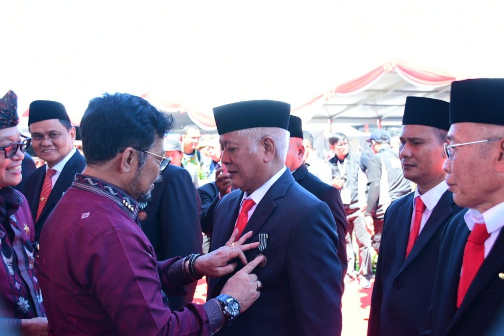 Bupati Soppeng Terima Tanda Kehormatan Satyalancana Wira Karya