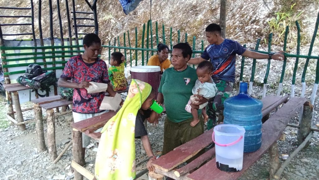 Makan Bersama Sebagai Sarana Komunikasi Sosial Yang Efektif Antara Satgas Yonif RK 115/ML dengan Masyarakat