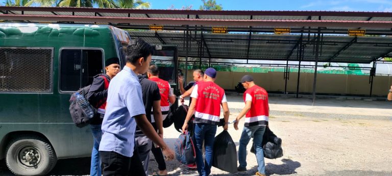 18 Tahanan Rutan Polres Banggai di Pindahkan Ke Lapas Kelas IIB Luwuk Dikawal Polisi