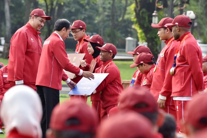 Presiden Serahkan Bonus Apresiasi Bagi Atlet ASEAN Para Games 2023