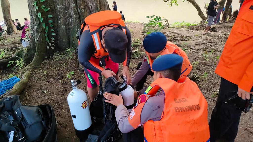 Tim SAR Brimob Bone Diterjunkan Cari Pemuda Yang Hanyut Di Sungai, Ini Kata Danyon Ichsan