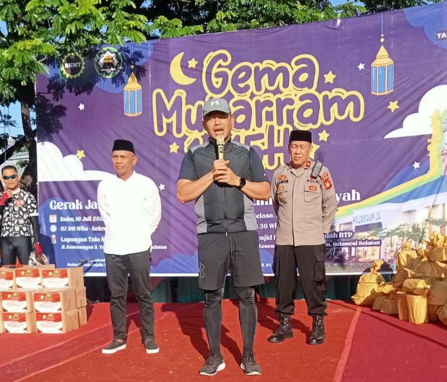 Kapolrestabes Makassar Lepas Gerak Jalan Gema Muharram 1445 H di Lapangan Talalimampulo BTP Tamalanrea