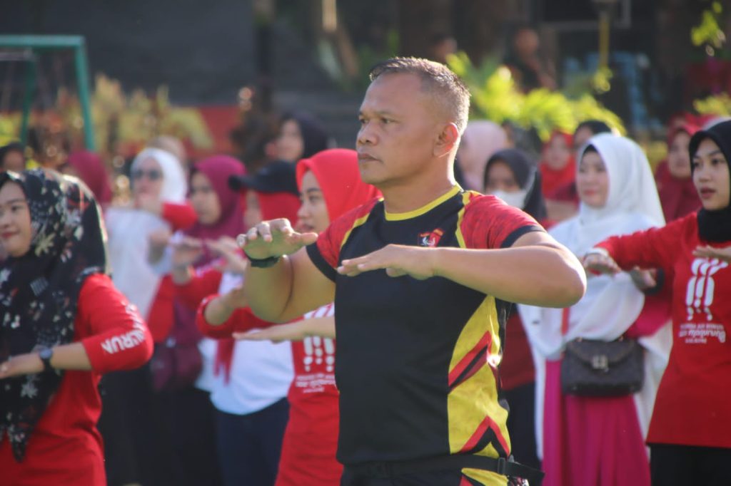 Danyon Ichsan Pimpin Personel Brimob Bone Ikuti Olahraga Bersama Di Korem 141/Toddopuli