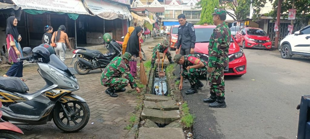 Karya Bakti Koramil Biringkanaya Bersama Warga Bersihkan Sampah di Pasar Niaga Daya