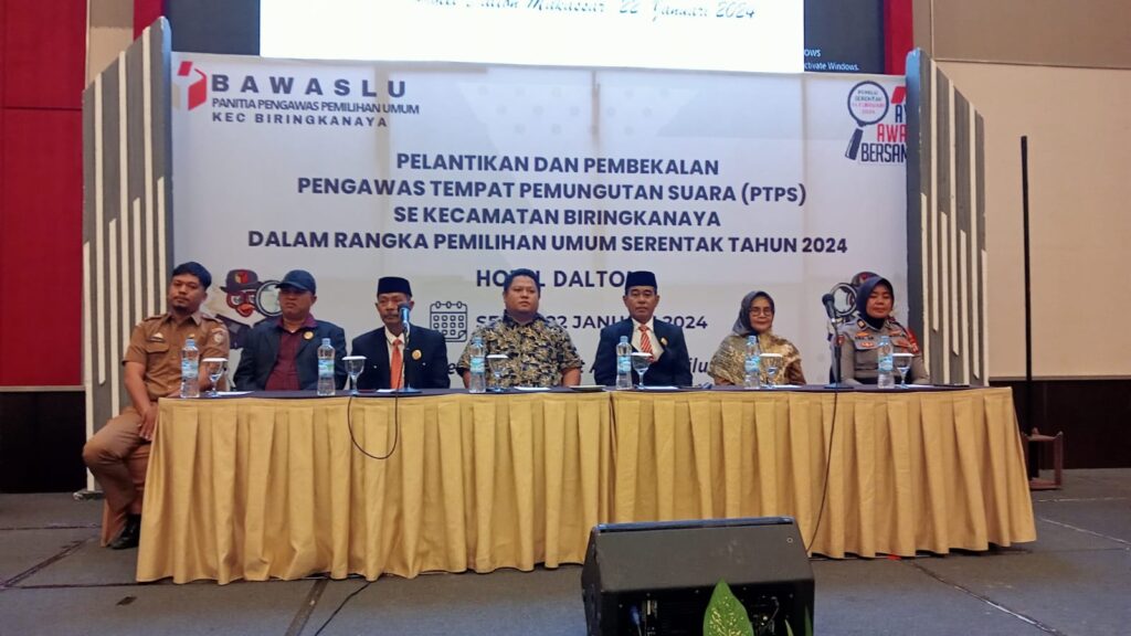 Ketua Panwaslu Kecamatan Biringkanaya Lantik 555 Orang PTPS