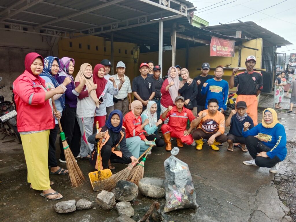 Lurah Paccerakkang Berbaur Bersama Warga Bersih-bersih Lingkungan