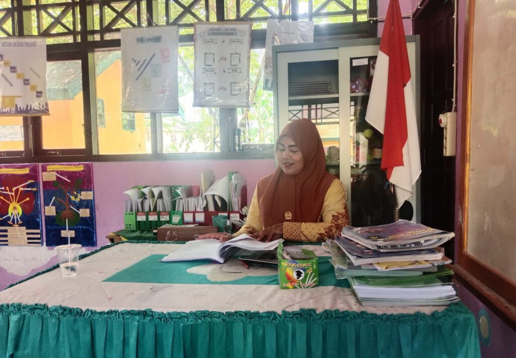 Indar Wati, Guru di SPF SDN 211 Attang Benteng Tetap Semangat Mengajar