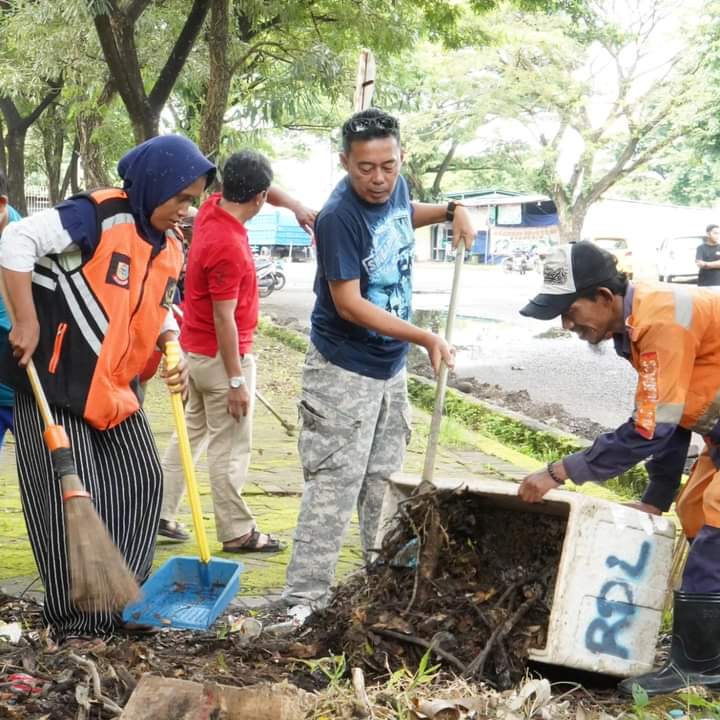 Sabtu Bersih, Camat Biringkanaya Ikut Berbaur dengan Warga