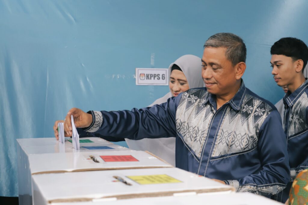 Amran Mahmud mencoblos di TPS 12 Kelurahan Bulupabbulu dan berharap Menyalurkan Hak Suaranya