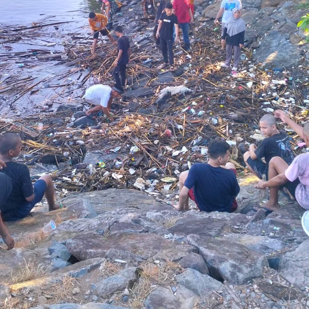 Kelurahan Untia Gelar Kerja Bakti Sabtu Bersih Pesisir