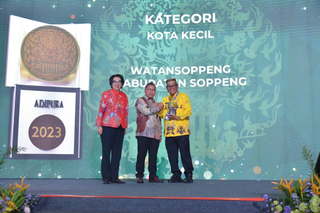 Pemkab Soppeng Raih Piala Adipura Tahun 2023 Kategori Kota Kecil