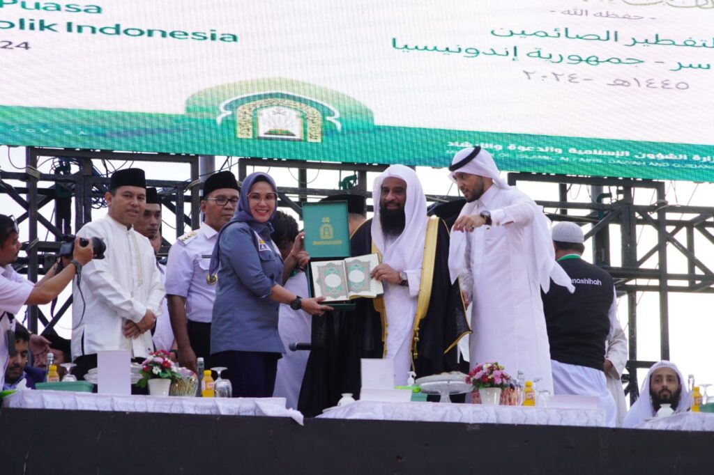 Ketua DPRD Sulsel Hadiri Buka Puasa Terpanjang Muri di Anjungan Pantai Losari