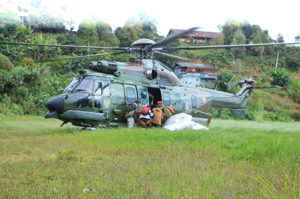 TNI AU Berhasil Bawa Paket Bantuan 4 Ton di Kecamatan Latimojong yang Terisolir