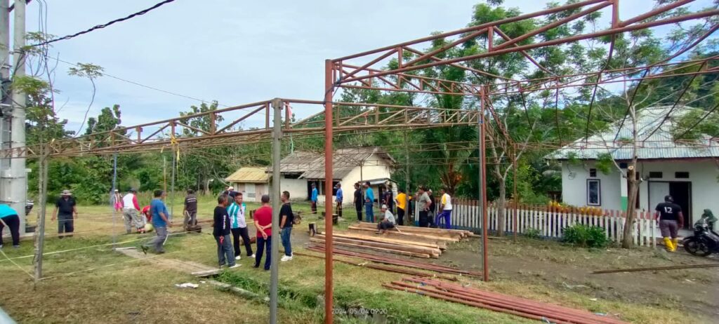 Kerukunan Pomenggon Noa Bersama Pemerintah Kecamatan Bualemo Gelar Kerja Bakti Persiapan Lomba Desa