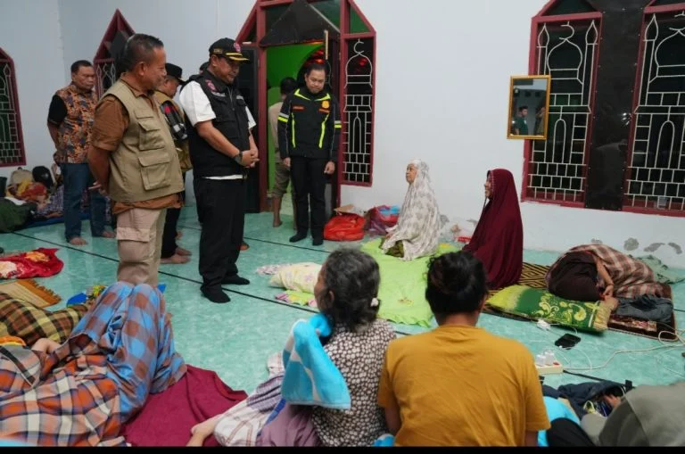 Pj Gubernur Sulsel Kunjungi Titik Banjir Terparah di Luwu