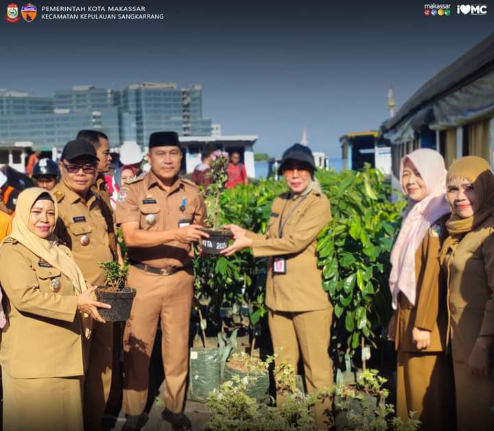 Camat Kepulauan Sangkarrang Terima Bibit Tanaman Hias Lanskap