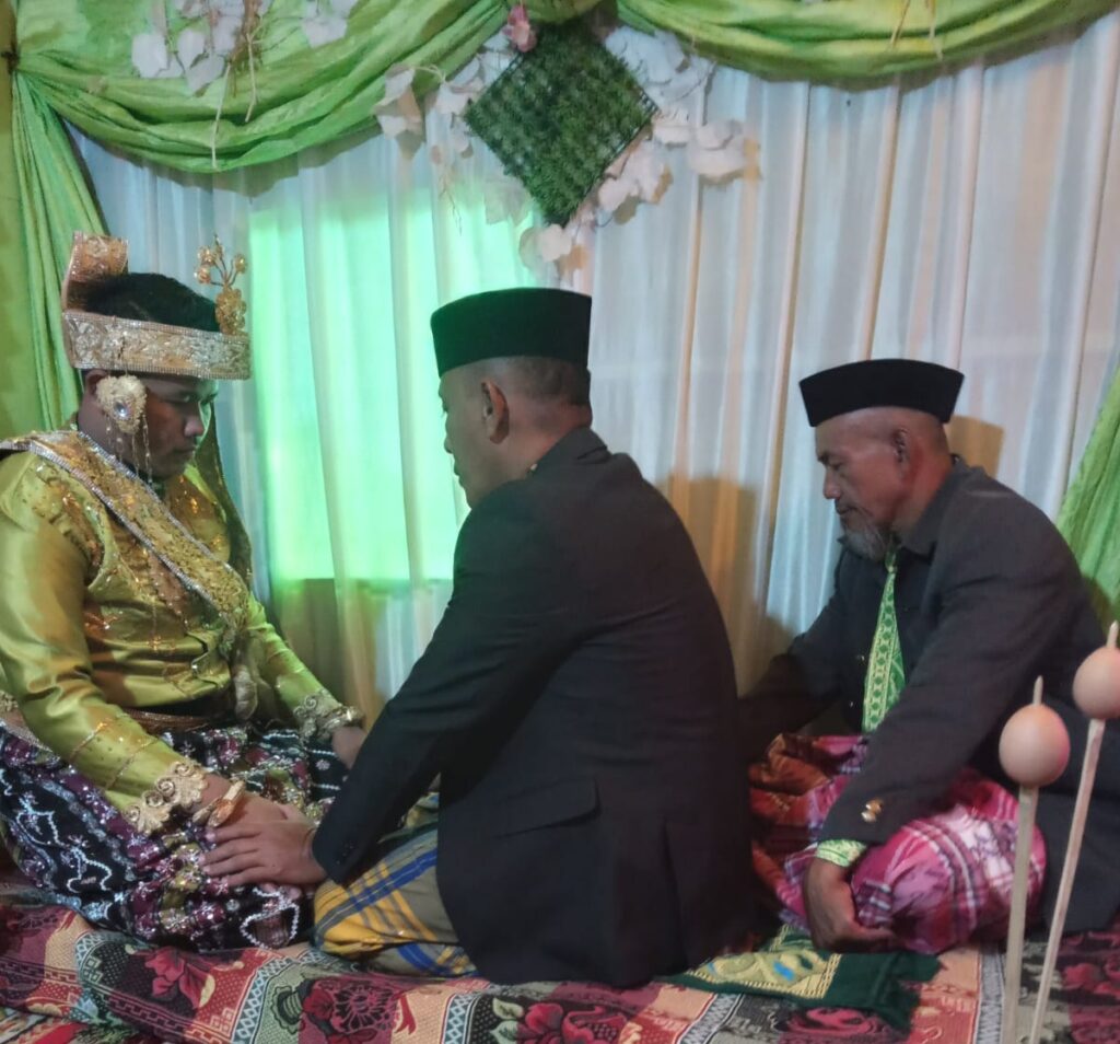 Kepala KUA Mangarabombang Nikahkan Burhan dengan Dina Yanti