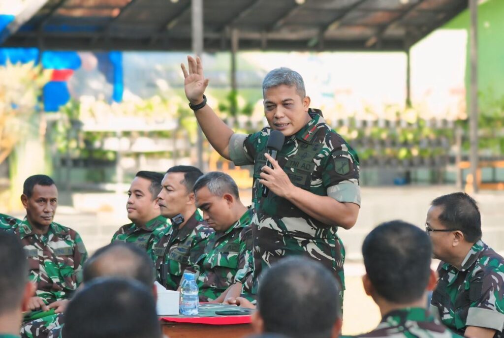 Danrem 132/Tdl Berikan Jam Komandan kepada Prajurit Petarung Tadulako : Saya Bangga Pada Kalian