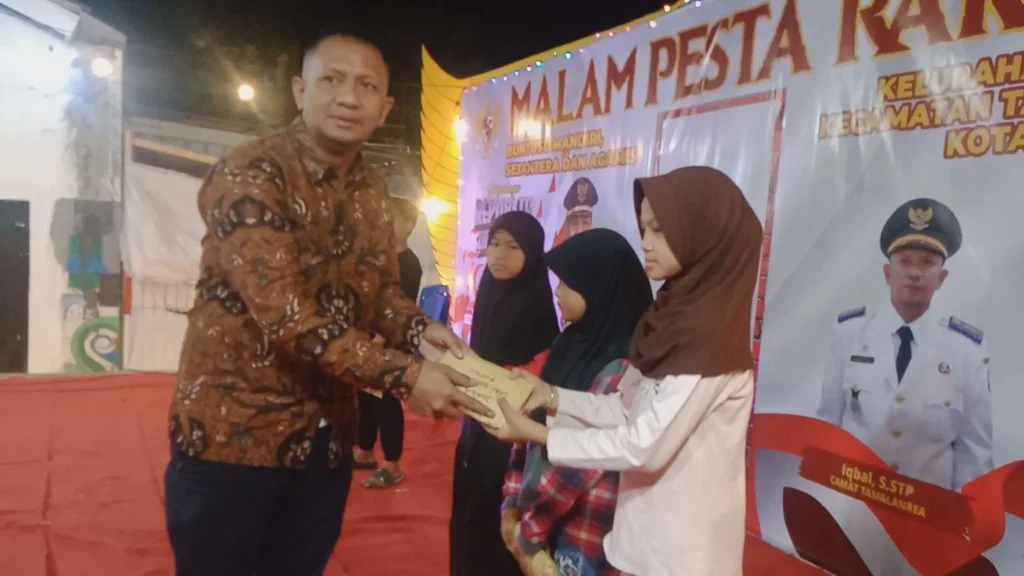 Camat Tamalanrea Hadiri Malam Puncak HUT Ke 79 RI Tingkat Kelurahan Buntusu