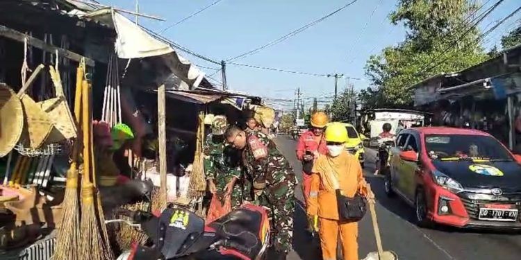 Babinsa Jajaran Koramil 1408-11/Bky Bersihkan Pasar Tradisional Daya
