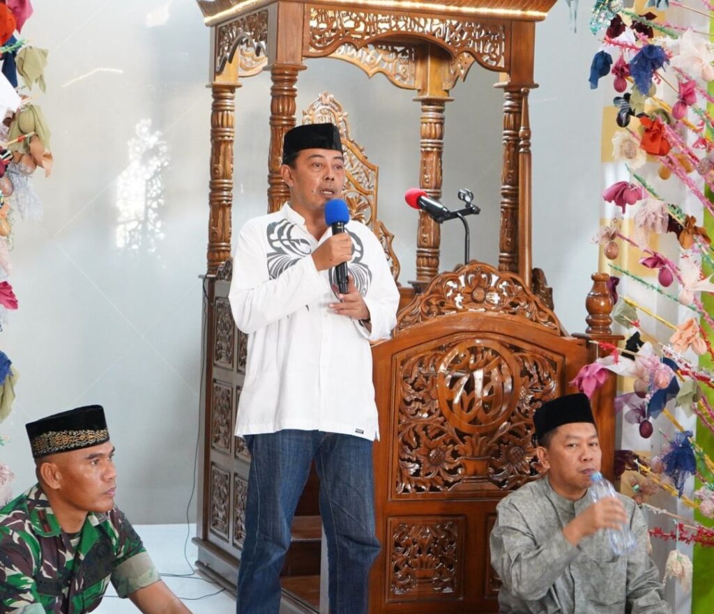 Camat Biringkanaya Didampingi Lurah Paccerakkang Hadiri Maulid di Masjid Nurul Fitrah