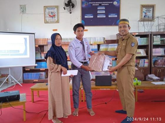 Kepsek SMAN 14 Jeneponto Serahkan Bantuan Seragam Sekolah dari Disdik Sulsel kepada 43 Siswa Kurang Mampu