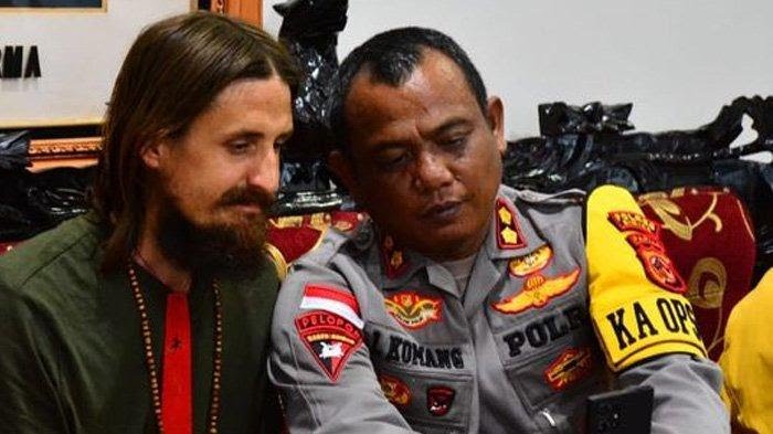 Usai Dibebaskan, Pilot Susi Air Langsung Video Call Sama Keluarganya
