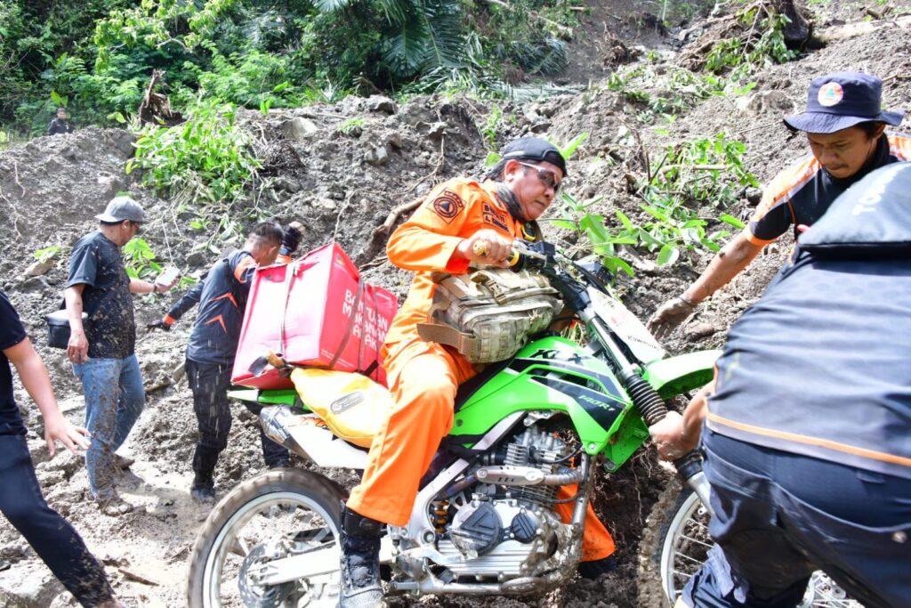 Bupati Soppeng Salurkan Bantuan Logistik Korban Longsor di Dusun Teppoe