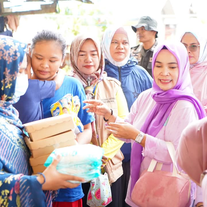 TP-PKK Kecamatan Biringkanaya Salurkan Bantuan Kepada Korban Banjir di Kelurahan Katimbang