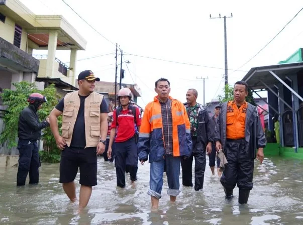 Camat dan Lurah Katimbang Kompak Pantau Langsung Kondisi Banjir di Kodam 3