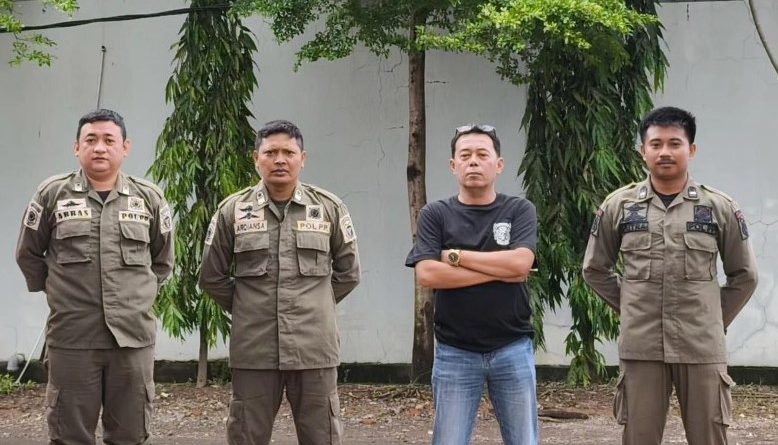 Hari Libur, Camat Biringkanaya Tetap Luangkan Waktu Pantau Warga Terdampak Banjir di Posko Pengungsian