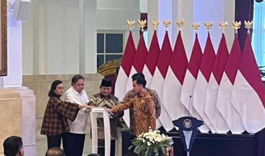 Presiden Prabowo Serahkan DIPA dan TKD 2025 Secara Digital