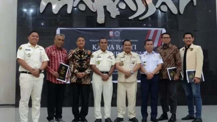 Walikota Makassar Terima Tanda Kehormatan Karya Bakti Putera Indonesia
