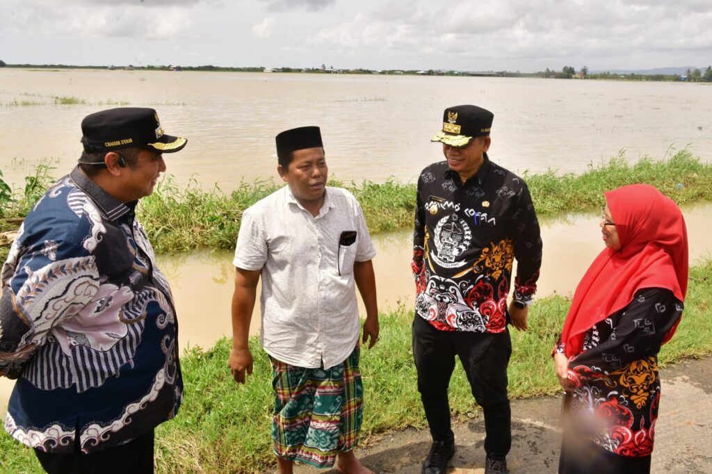 Bupati Maros Dampingi Pj Gubernur Sulsel Kunjungi Korban Terdampak Banjir