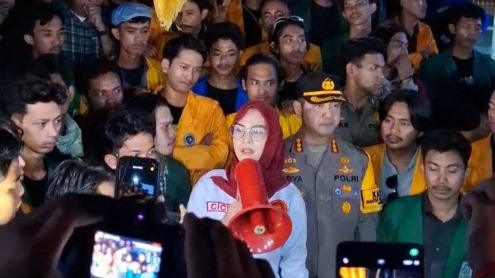 Ketua DPRD Sulsel Temui Massa Aksi ‘Indonesia Gelap’