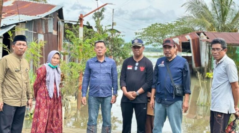 Camat Biringkanaya Bareng Lurah Paccerakkang Pantau Warga Terdampak Banjir