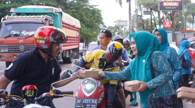Ketua TP.PKK Kecamatan Biringkanaya Pimpin Bagi Takjil