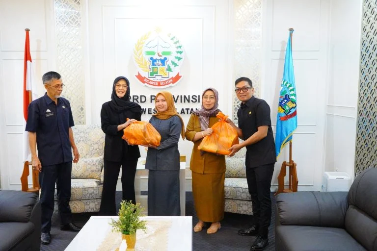 Rachmatika Serahkan Paket Ramadan ke Pegawai Lingkup Sekretariat DPRD Sulsel