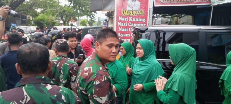 Koramil 1408-12/Tamalanrea Berbagi Takjil ke Warga dan Pengguna Jalan