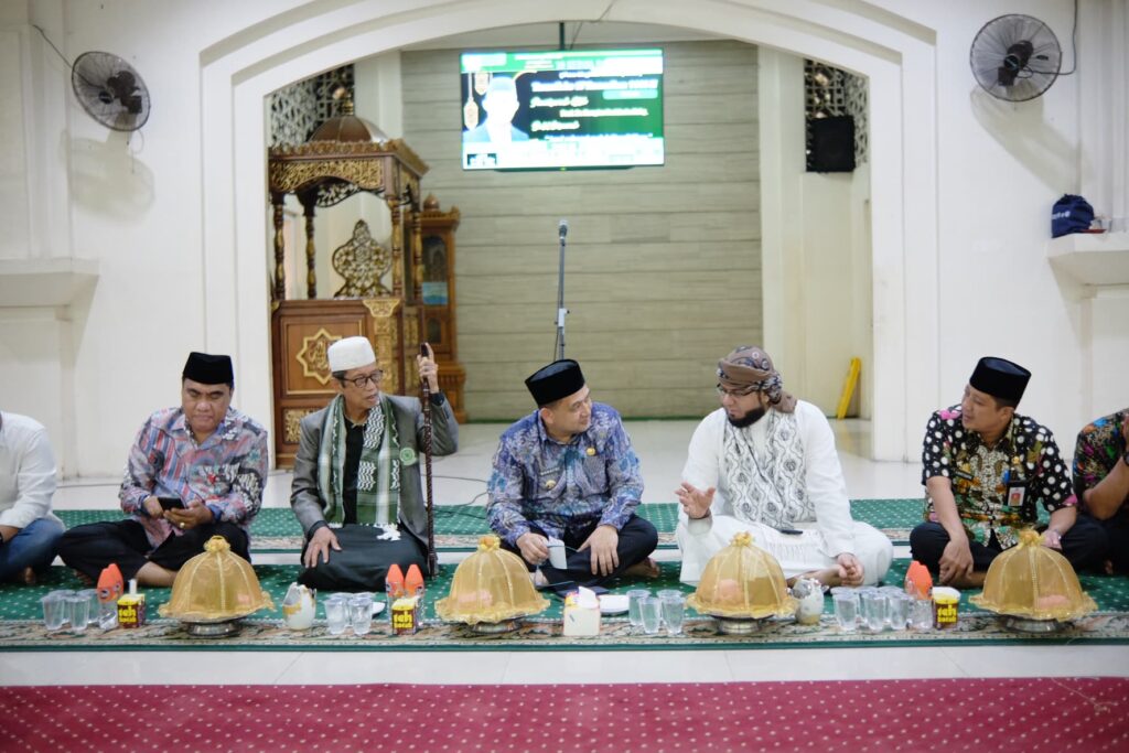 Walikota Makassar Buka Puasa Bersama Ratusan Jamaah Masjid Raya