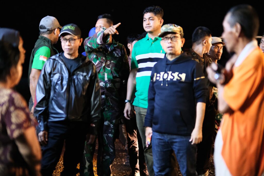 Bupati dan Wakil Bupati Soppeng Kompak Pantau Banjir Hingga Dini Hari