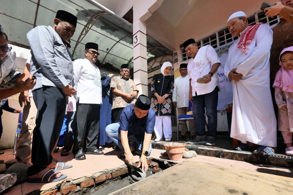 Walikota dan Wakil Walikota Makassar Kompak Hadiri Peletakan Batu Pertama Pembangunan Masjid Al-Ikhlas