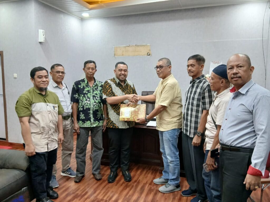 Wakil Ketua DPRD Makassar Andi Suharmika Terima Tomas Kelurahan Bakung
