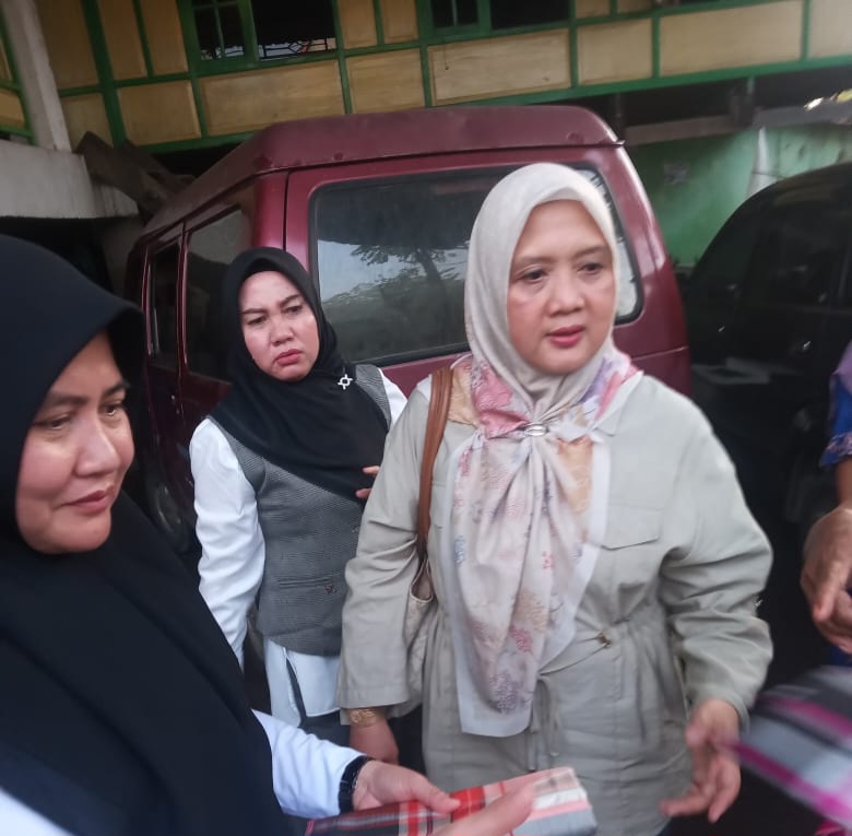 Ketua TP-PKK Kabupaten Takalar Kunjungi Kampung Pembuat Sarung Sutra