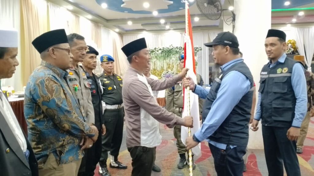 Pj Sekda Bone Melepas 158 Jamaah Calon Haji Kloter 3 Bone/20 UPG Embarkasi Makassar