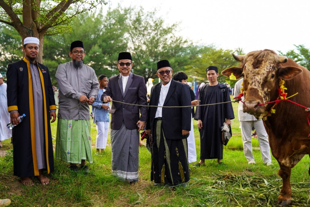 Sekda Sulsel Salat Iduladha di Masjid Kubah 99 Asmaul Husna